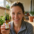 Frau mit Vitamin D3 K2 Tropfen von VITALOVE