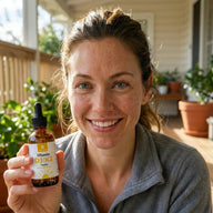 Frau mit Vitamin D3 K2 Tropfen von VITALOVE