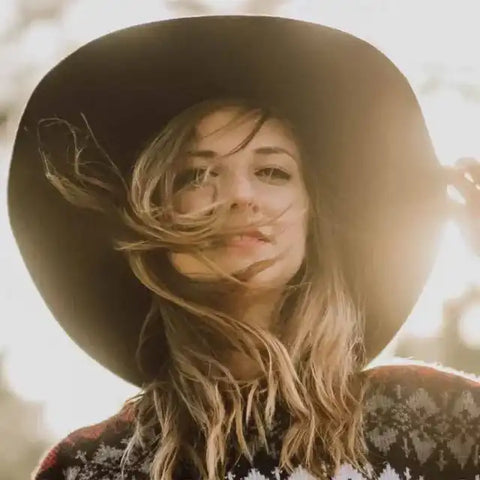Frau mit Hut und Sonnenlicht, Herbstmode, Porträt nah, blonde Haare, Outdoor-Stil