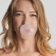 Frau mit blonden Haaren macht eine Kaugummiblase, Nahaufnahme, neutraler Hintergrund