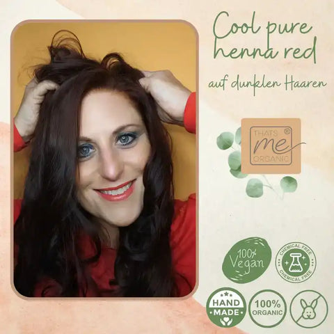 Frau mit kühlem henna-rotem Haar, vegane Bio-Henna-Haarfarbe, Text und Siegel im Bild