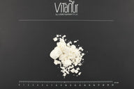 VitaNur Whey Isolat Pulver auf schwarzem Hintergrund mit Zentimetermaß, Eiweißpulver