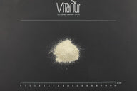 Beiger Zahnpulver-Hügel auf schwarzem Hintergrund mit VITANUR-Logo und Zentimeterskala