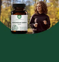 Frau joggt im Wald neben Glasflasche Lederschwenten Magnesium Sieben Kapseln.