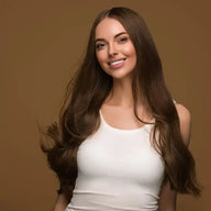 Frau mit langen, glatten, mittelbraunen Haaren vor braunem Hintergrund, Haarfarbe cool brown
