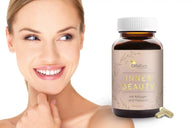 Lächelnde Frau neben CellaPure Inner Beauty Kapseln mit Kollagen und Hyaluron, Beauty Supplement