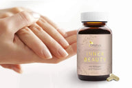 Gepflegte Hände neben CellaPure Inner Beauty Kollagen und Hyaluron Kapseln Glasflasche