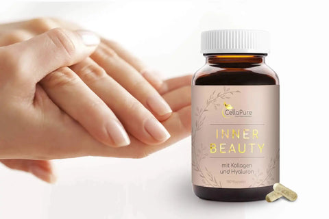 Gepflegte Hände neben CellaPure Inner Beauty Kollagen und Hyaluron Kapseln Glasflasche