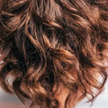 Nahaufnahme von braunem lockigem Haar, natürlich, gesund, Frisuren Inspiration