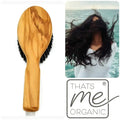 Olivenholz Haarbürste mit schwarzen Borsten, Frau mit langen Haaren am Meer, Thats Me Organic Logo