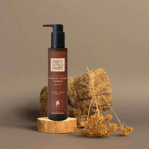 That's me ORGANIC Aloe Shampoo Flasche auf Holz, naturkosmetik, mit Trockenblumen, minimalistisches Setting