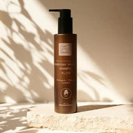 That's Me Organic Everyday Pflege Shampoo Aloe Naturkosmetik braune Flasche, Stein, Licht-Schatten-Spiel