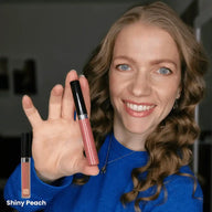 Shiny Peach Lipgloss Anwendung auf den Lippen