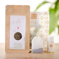 Naturkosmetik Pflanzenhaarfarbe Set warm chocolate brown, vegane Haarfarbe, Shampoo und Teebeutel auf Holztisch
